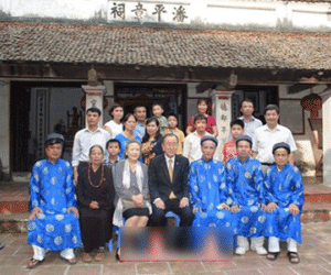 Chùm ảnh: Ông Ban Ki - Moon làm gì tại nhà thờ họ Phan Huy?