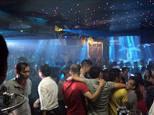 Gần trăm cảnh sát đột kích quán bar "nhà giàu" ở Sài Gòn