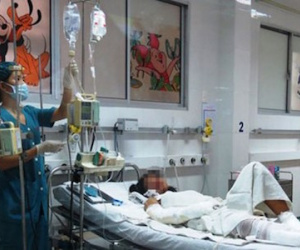 Khởi tố người mẹ đốt con gái vì không bán hết vé số