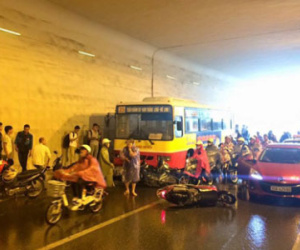 Xe buýt đâm hàng loạt xe máy đang trú mưa dưới hầm Kim Liên