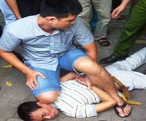 Xin đi nhờ xe, người đàn ông bóp cổ nam thanh niên cướp xe máy