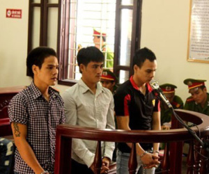 Bi hài những kẻ hiếp dâm “tay đánh trống, miệng la làng”