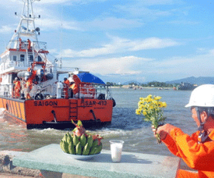 Đưa thi thể hai thủy thủ tàu Hoàng Phúc 18 vào bờ