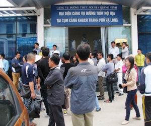 Hàng trăm du khách mắc kẹt tại bến tàu Bãi Cháy