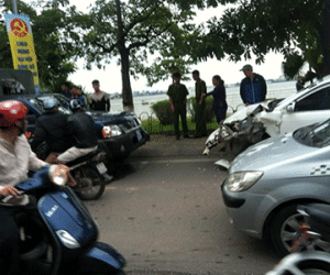 Lái xe biển xanh gây tai nạn ven hồ Tây