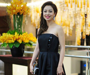 Phạm Hương, Jennifer Phạm đọ sắc với váy cắt xẻ