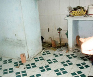 Hoảng hồn phát hiện cô gái chết lõa thể trong nhà tắm