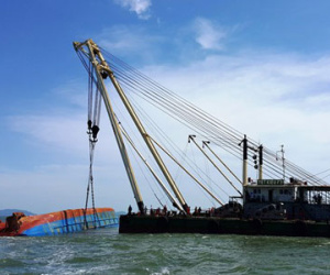 Cứu hộ thành công tàu Hoàng Phúc bị lật úp