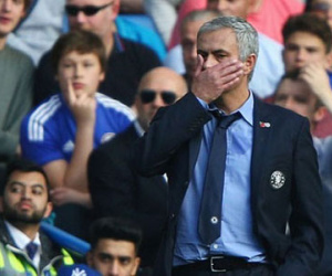 HLV Mourinho lại bị phạt tiền và cấm đến sân