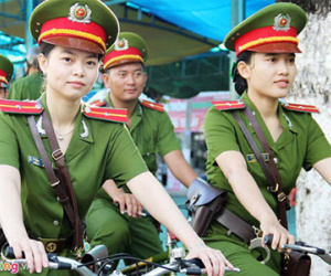 Nữ cảnh sát miền Tây đạp xe diễu hành