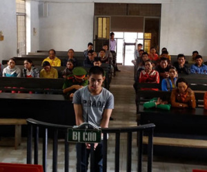 Trói tay chân bé gái rồi hiếp dâm