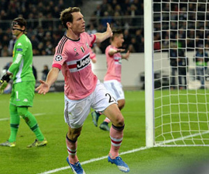 Moenchengladbach 1-1 Juventus: Chiellini mắc sai lầm, Hernanes nhận thẻ đỏ, Lichtsteiner cứu Juve