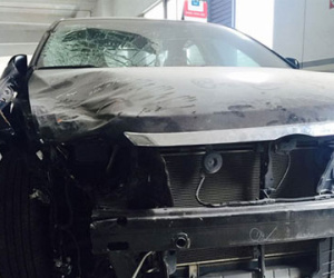 Xe Camry 2.5Q đâm "tét đầu" mà không bung túi khí