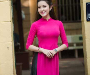 Á hậu Huyền My mặc áo dài đỏ rực trổ tài làm MC
