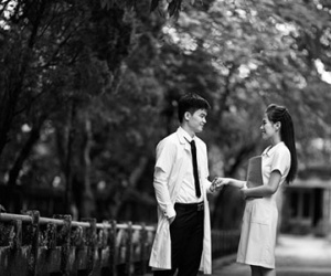 Ảnh cưới đen trắng tại bệnh viện của cặp bác sĩ