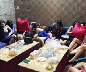 Đột kích nhà hàng, tiếp viên ôm quần áo tháo chạy