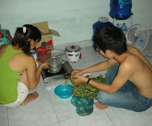 Hàng nghìn sinh viên bị đuổi học mỗi năm vì mải "sống thử", chơi bời?