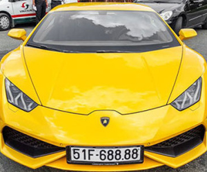 Lamborghini Huracan vàng tại Việt Nam ra biển đẹp