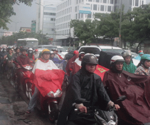 Mưa, cửa ngõ sân bay lại ùn tắc