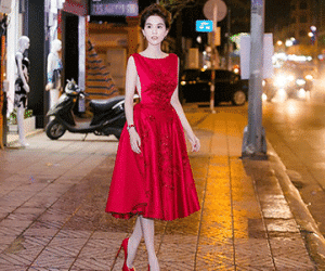 Ngọc Trinh "mượn" thiết kế của Elie Saab mà Taylor Swift từng diện