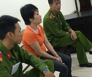 Thiếu phụ tấn công cảnh sát bật khóc ở tòa