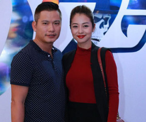 Vợ chồng Jennifer Phạm tình cảm đi xem "007"