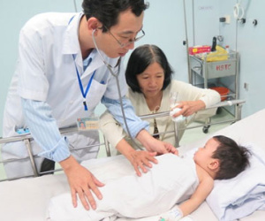 Bé trai 10 tháng tuổi úp mặt vào xô nước 10 phút