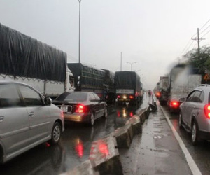 Xe tải lật nghiêng trên Quốc lộ 1A, kẹt xe 10 km