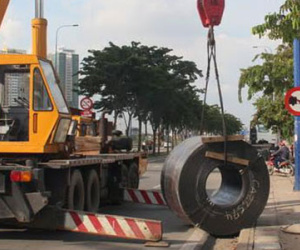 Hai cuộn thép từ ô tô lăn xuống đường, dân bỏ chạy tán loạn