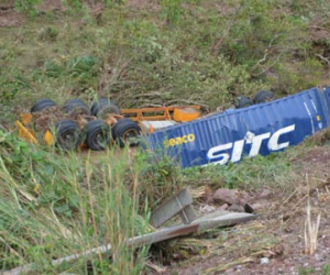 2 xe container tông nhau kinh hoàng, văng xuống vực sâu