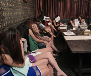 Hơn 30 nữ tiếp viên nhốn nháo trong quán hát karaoke