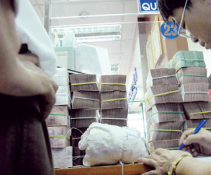 Ngân hàng “cày” để dọn nợ xấu