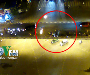 Clip: Lái xe taxi tự vẫn sau khi gây tai nạn kinh hoàng tại cầu vượt Thái Hà