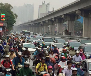 Hà Nội: Tắc đường kinh hoàng, người dân vác xe qua dải phân cách