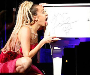 Miley Cyrus gây sốc khi liếm đàn Piano