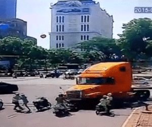 Phạt 5 triệu, tước bằng lái tài xế "xe điên" ở Sài Gòn
