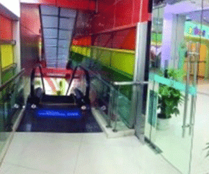 16 học sinh tiểu học bị thương nặng do tai nạn thang cuốn