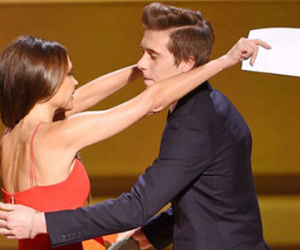 Con trai Victoria Beckham trao giải "Phụ nữ của năm" cho mẹ