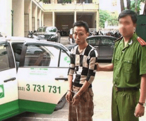 Nam thanh niên dùng dao cướp taxi