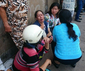 Người mẹ khóc ngất khi con gái đang mắc kẹt trong đám cháy lớn ở quận 8
