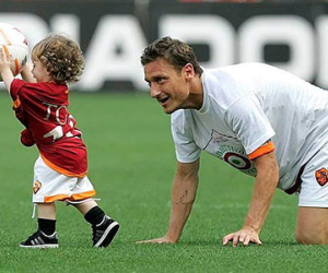 Lo con trai bị mafia bắt cóc, Totti trả tiền cho cảnh sát