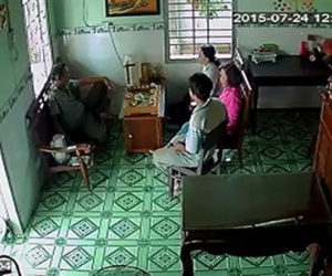 Phê bình thiếu tá CSGT đòi nợ hot girl