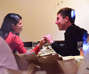 Selena Gomez tình tứ với trai lạ trong nhà hàng