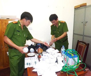 Bắt 39 người đánh bạc quy mô lớn giữa đêm trong rừng