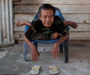 "Dị nhân" gập đôi người, vắt chân lên cổ chui qua ống nước nhỏ