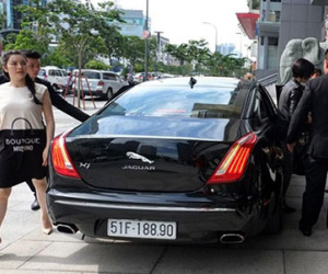 Lý Nhã Kỳ dùng xe sang Jaguar đón Xa Thi Mạn
