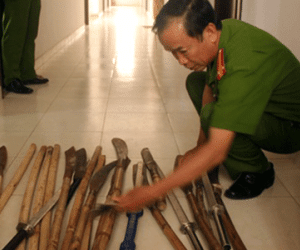Nhóm trộm nhí sẵn sàng cầm kiếm thủ tiêu gia chủ