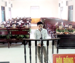 Cha dượng đồi bại hiếp dâm con riêng của vợ đến có thai