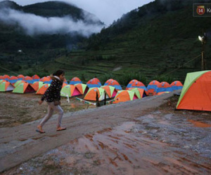 Cháy phòng nghỉ ở Hà Giang, du khách chấp nhận ngủ lều trong trời mưa ẩm ướt
