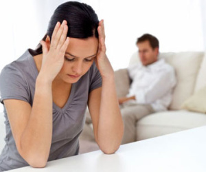 Chồng dẫn bồ về nhà chăm con để ép vợ ly hôn